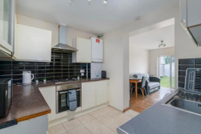 Renee's Place, 9 Guests, 10 mins walk to Becontree Station, Free Parking